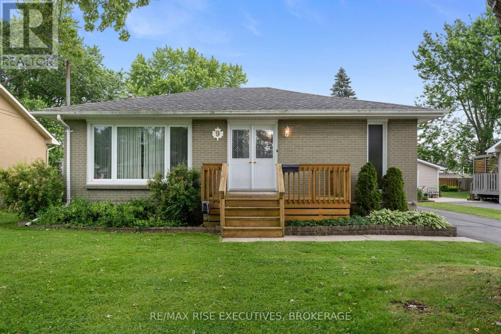 9 HENRY CRESCENT Property Photo 1