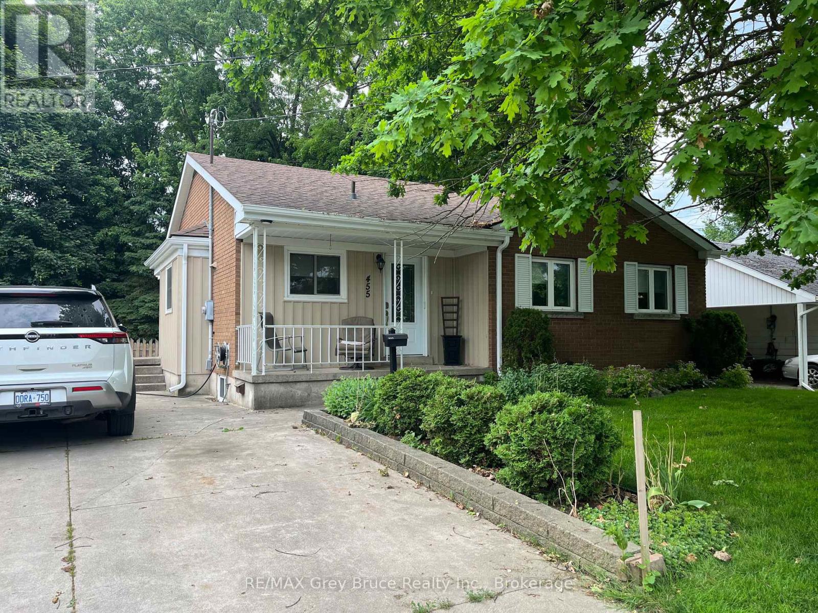 455 7TH AVENUE E Property Photo 1