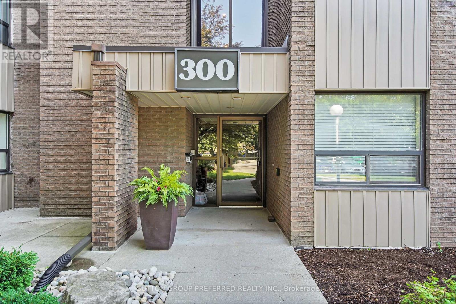 213 - 300 Everglade Crescent Property Photo