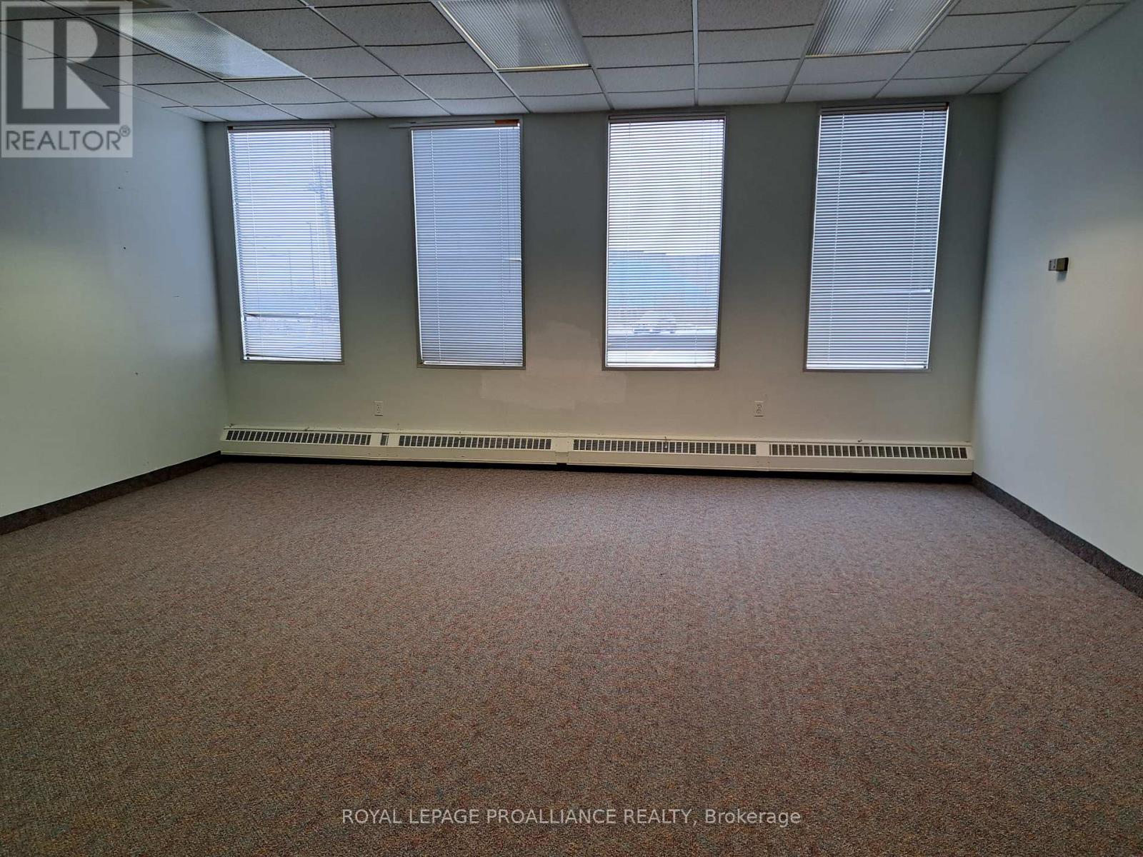 2 - 2479 Parkedale Avenue Property Photo 4