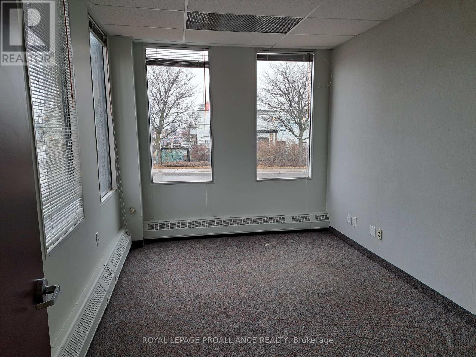 2 - 2479 Parkedale Avenue Property Photo 9