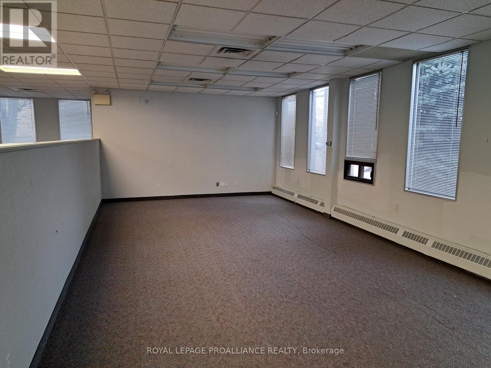 2 - 2479 Parkedale Avenue Property Photo 11