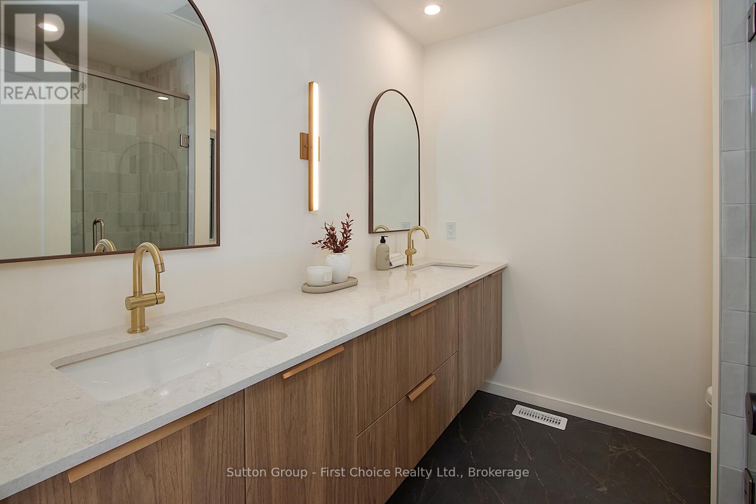 32 Cobourg Lane Property Photo 11