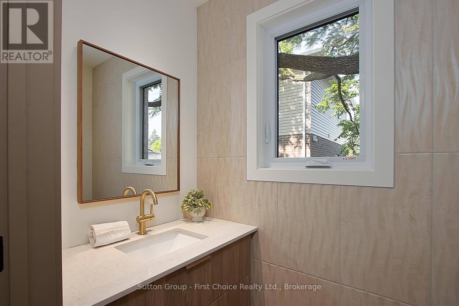 32 Cobourg Lane Property Photo 13