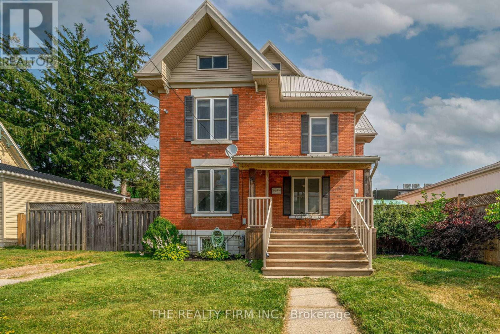 9 Walnut Street W Property Photo 1