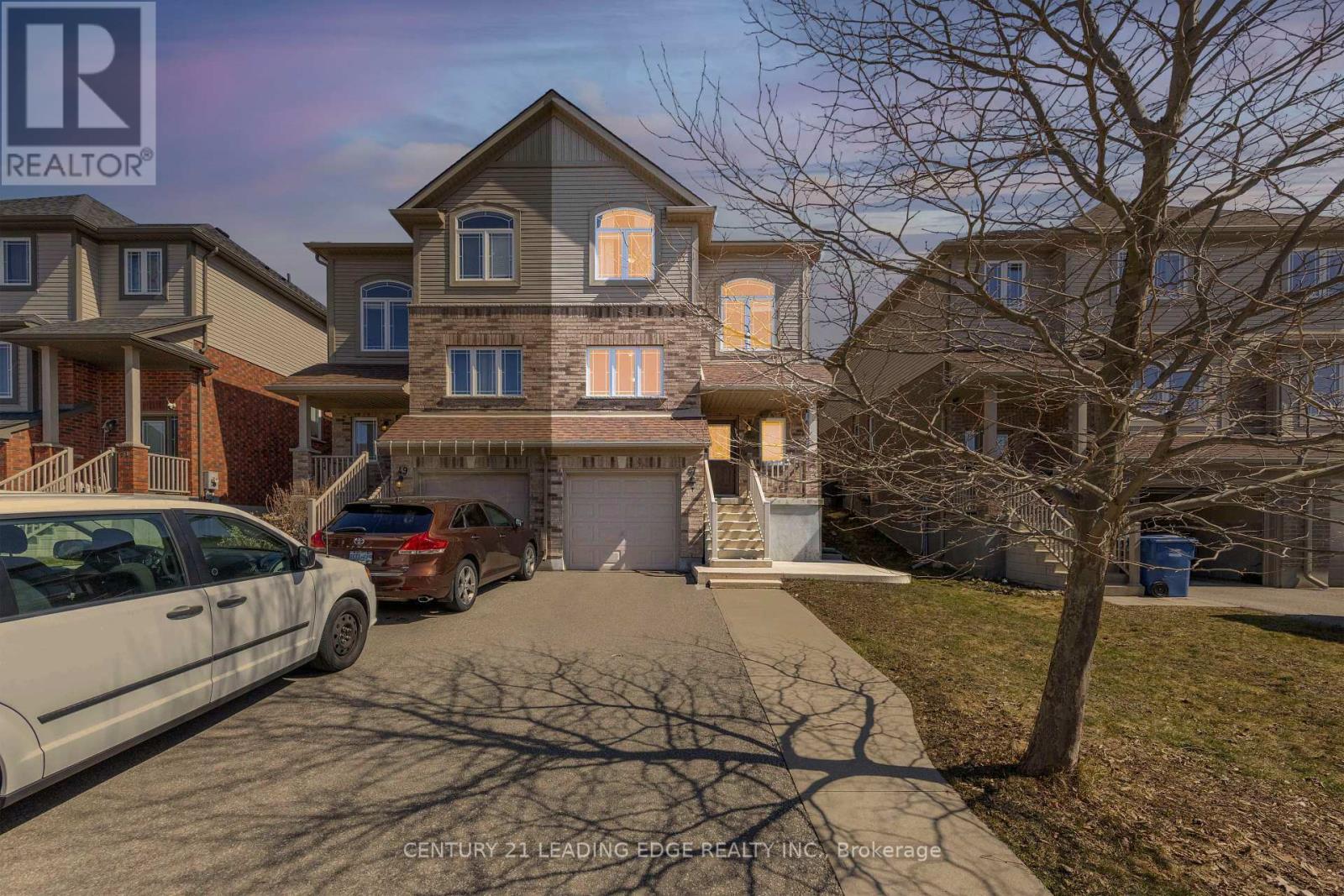 47 OAKES CRESCENT Property Photo 1