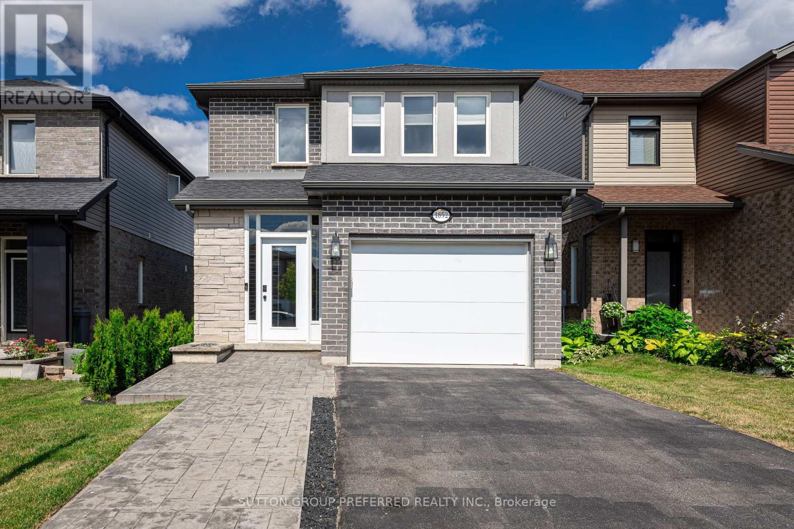 1852 Foxridge Crescent Property Photo 1