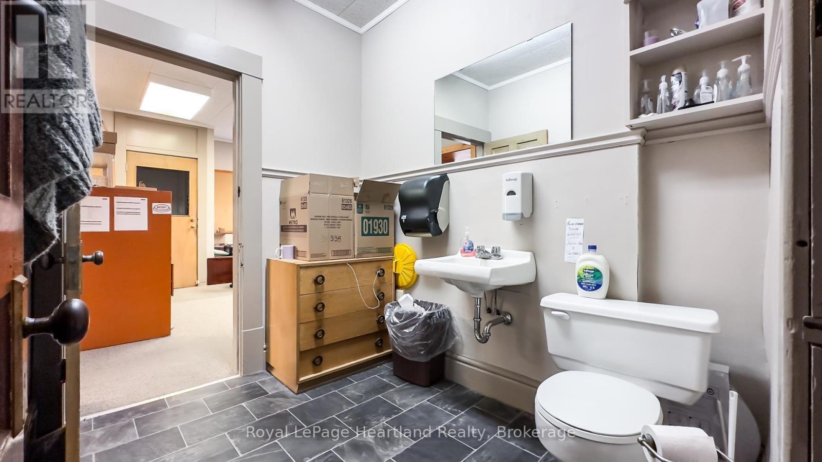 405 Queen St Property Photo 44