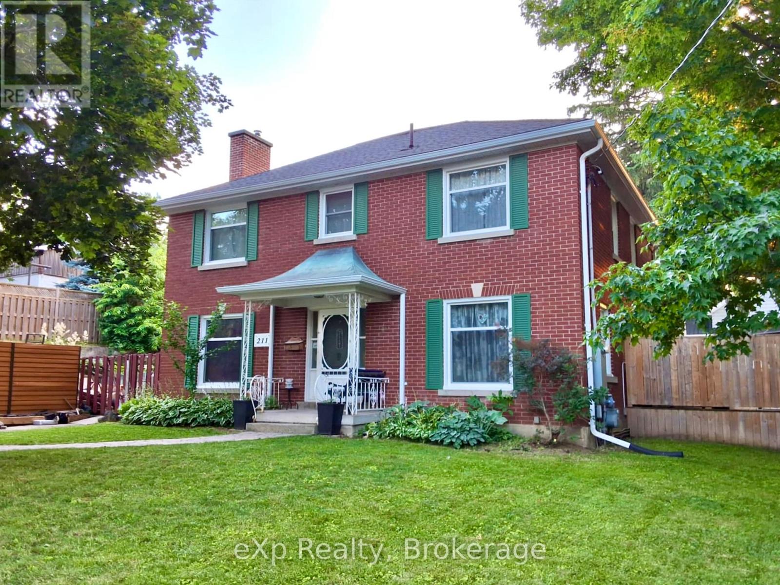211 Victoria Street S Property Photo 1