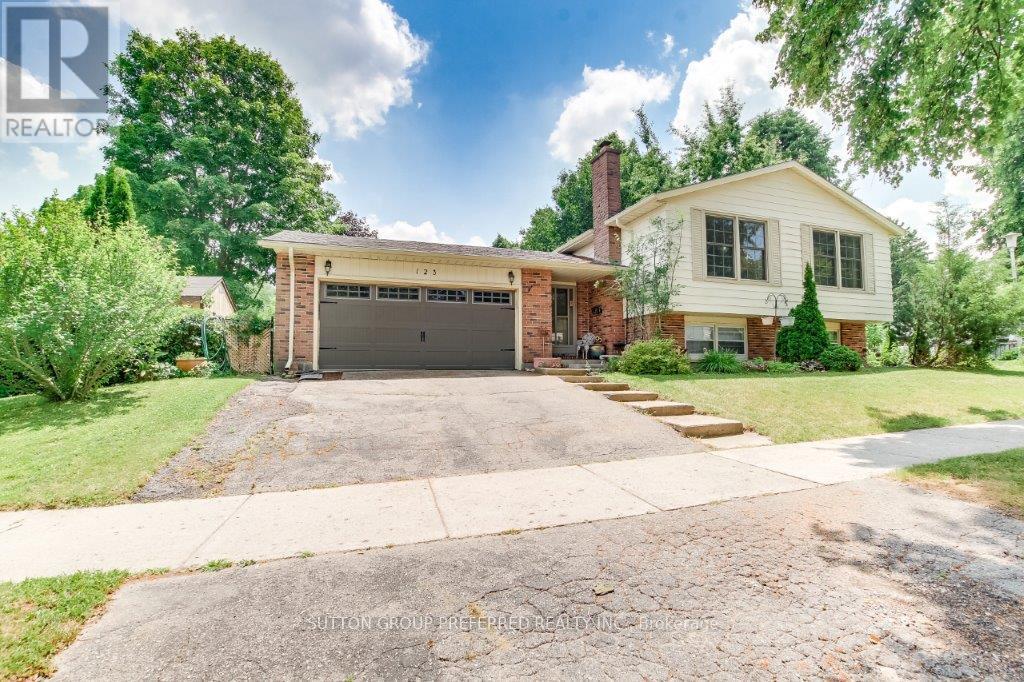 123 Applewood Crescent Property Photo