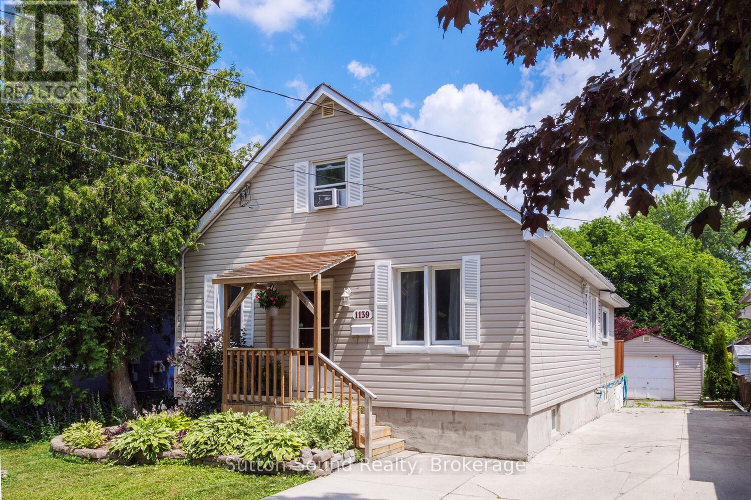 1139 4TH AVENUE W Property Photo 1