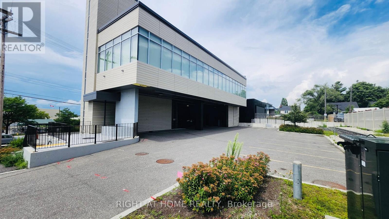 101 - 1637 Bank Street Property Photo 2