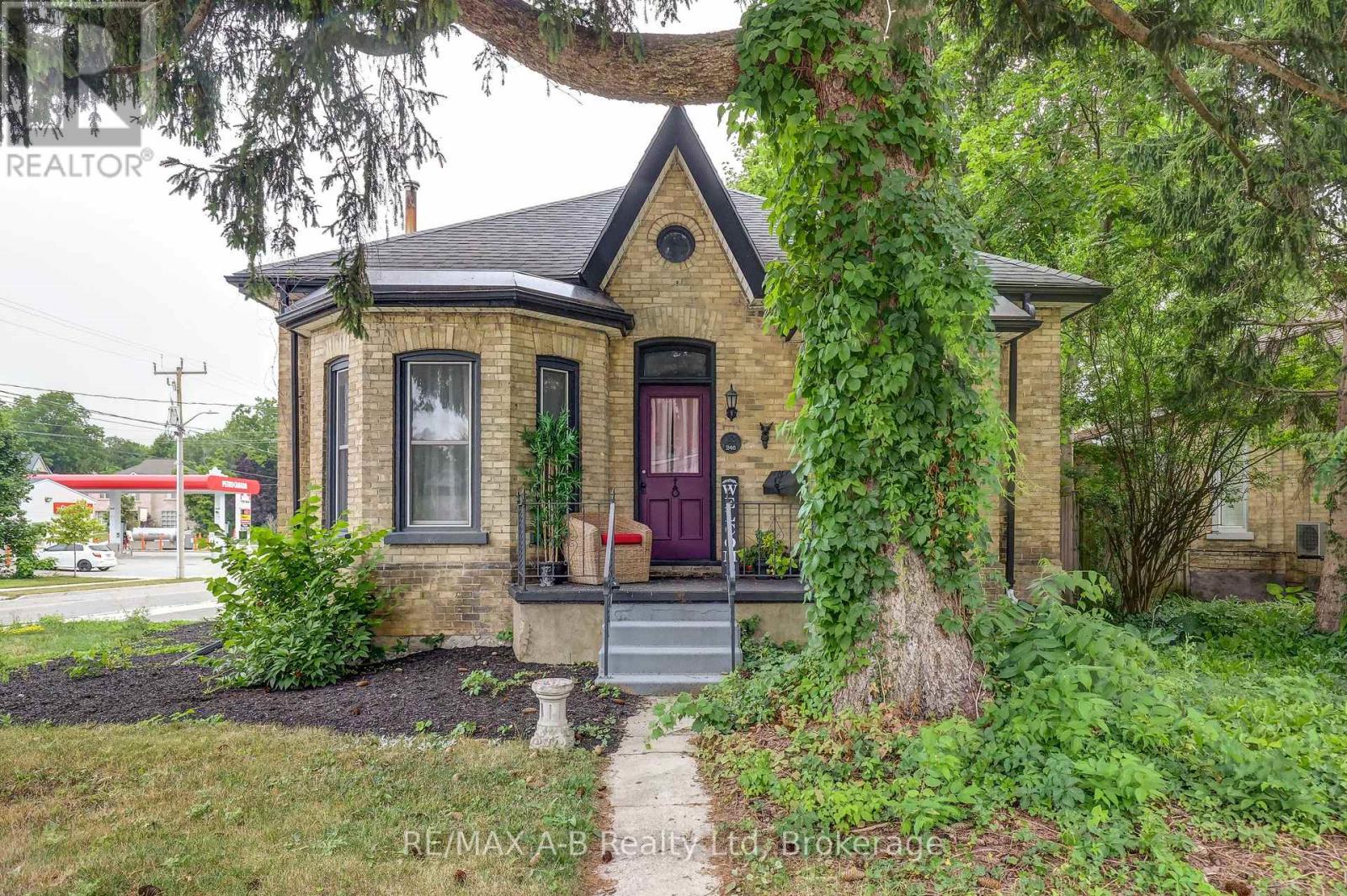 246 WELLINGTON STREET Property Photo 1