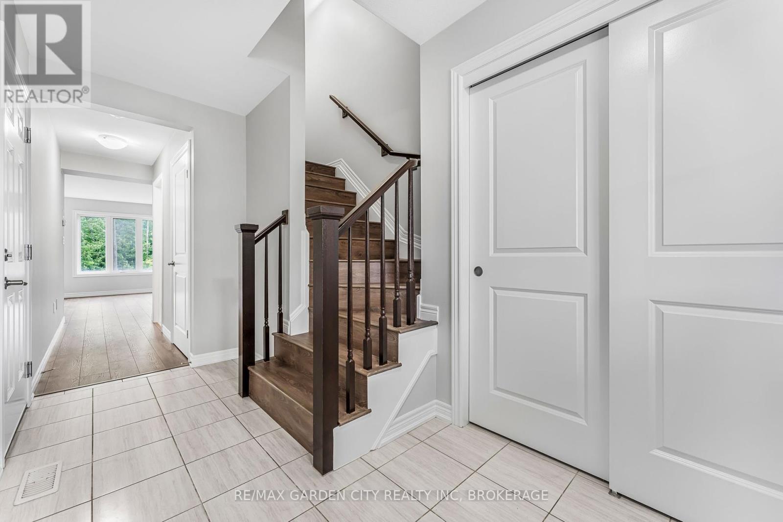 4 - 340 Prospect Point Road N Property Photo 4