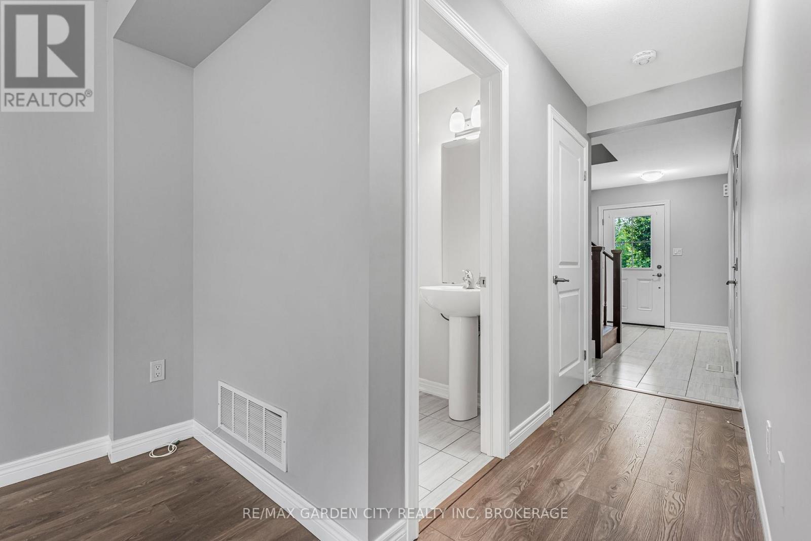 4 - 340 Prospect Point Road N Property Photo 6