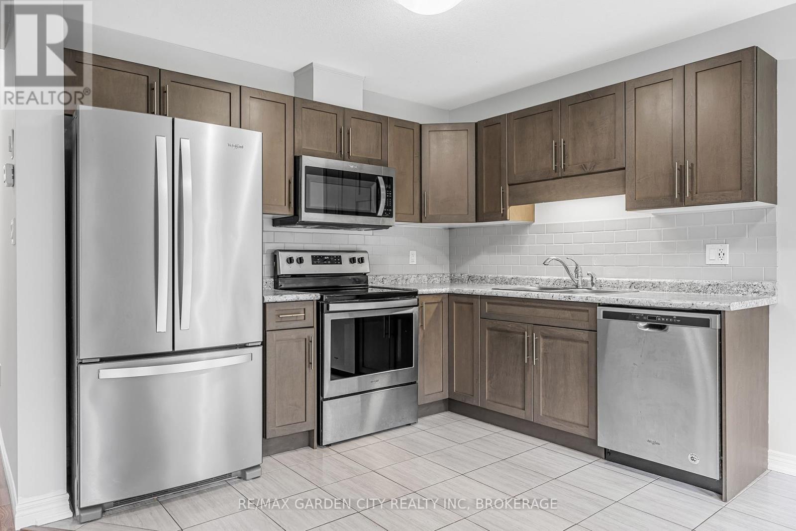 4 - 340 Prospect Point Road N Property Photo 11