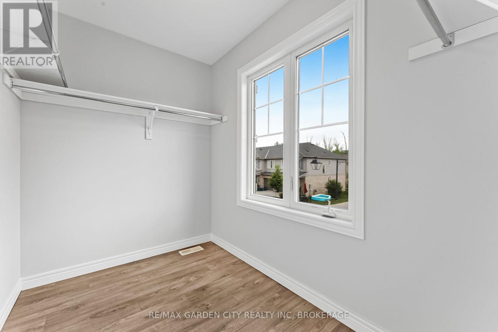 4 - 340 Prospect Point Road N Property Photo 17