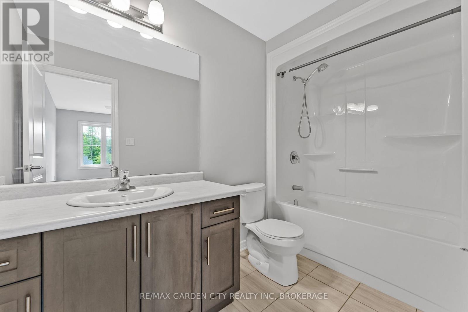 4 - 340 Prospect Point Road N Property Photo 18