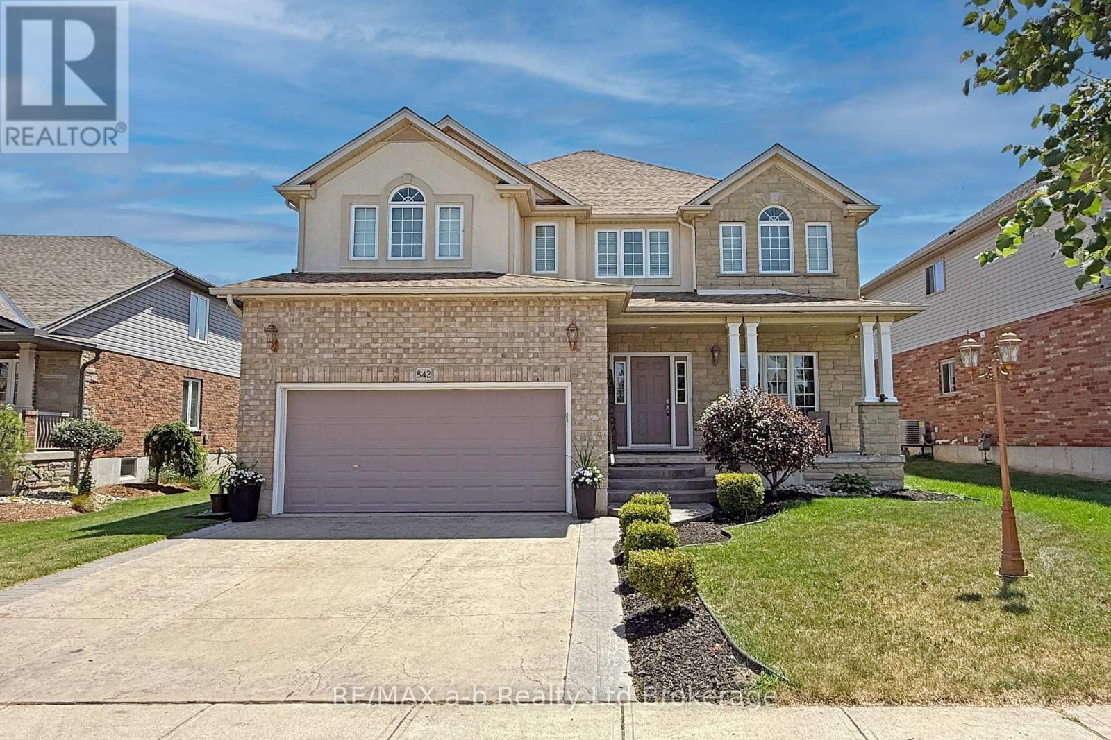 842 Springbank Avenue N Property Photo 1