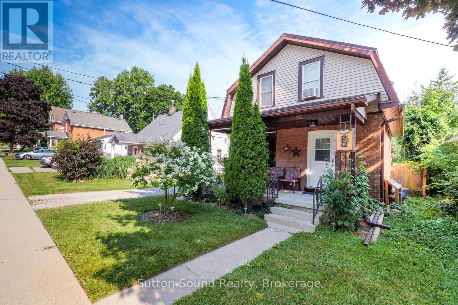 558 13th A Street W Property Photo 1