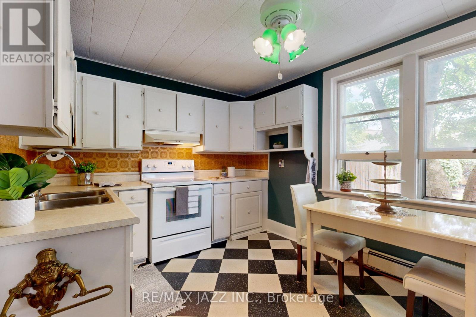 243 Brant Avenue Property Photo 14