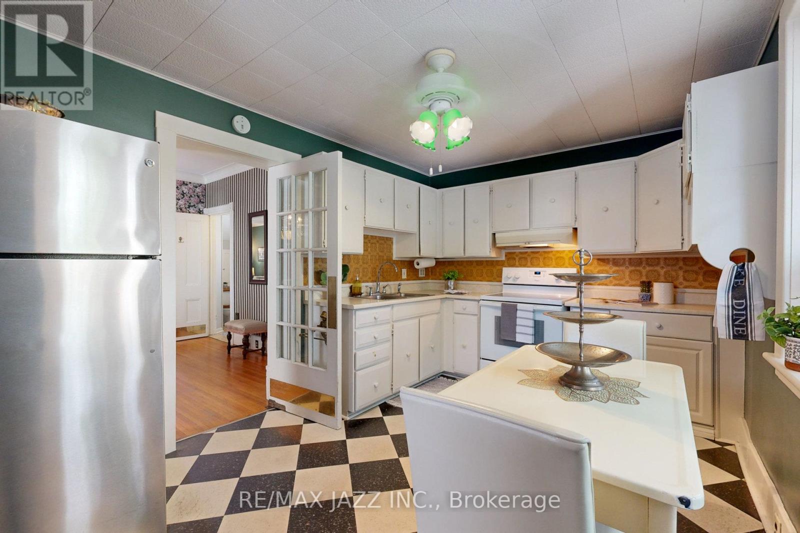243 Brant Avenue Property Photo 17