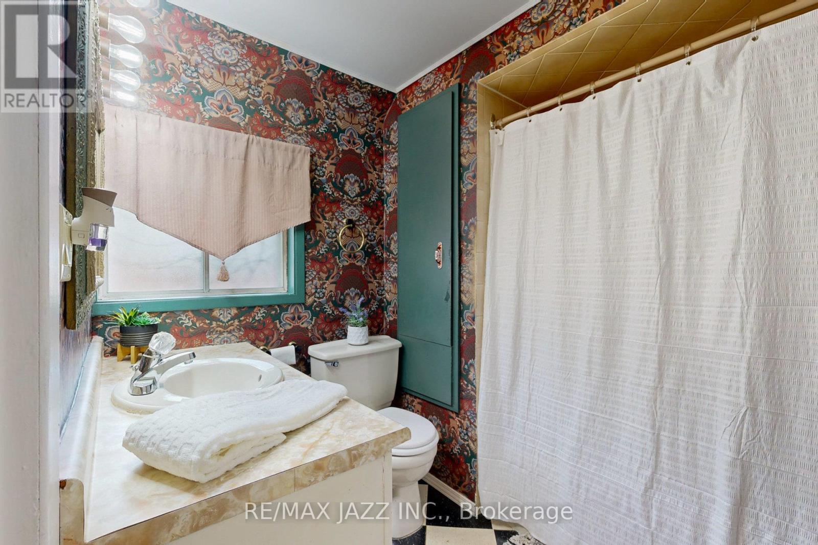 243 Brant Avenue Property Photo 32