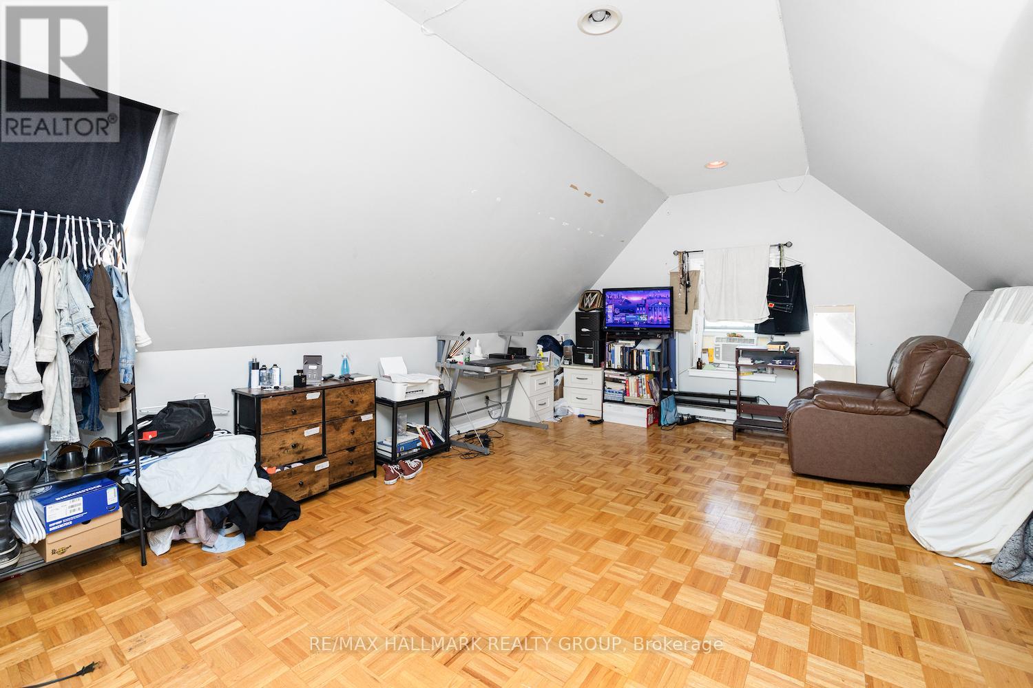 246 Laurier Avenue E Property Photo 43
