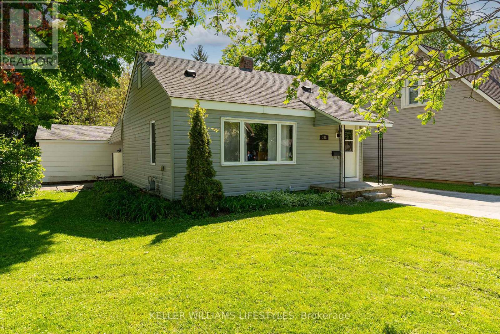228 PRINCESS STREET E