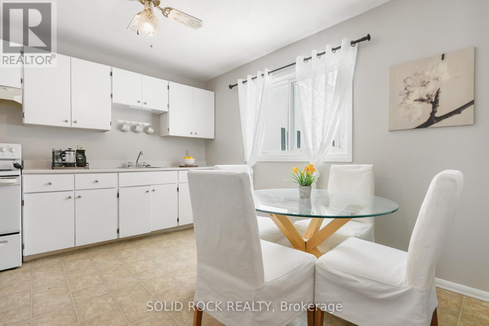 54 / 56 William Street W Property Photo 7