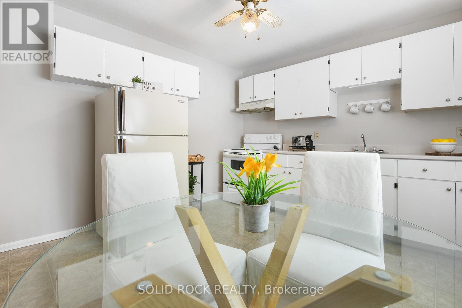 54 / 56 William Street W Property Photo 9