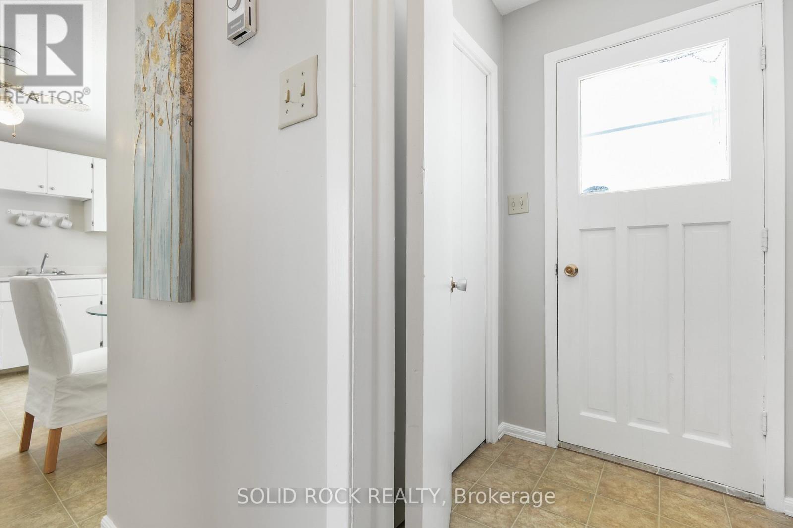 54 / 56 William Street W Property Photo 12