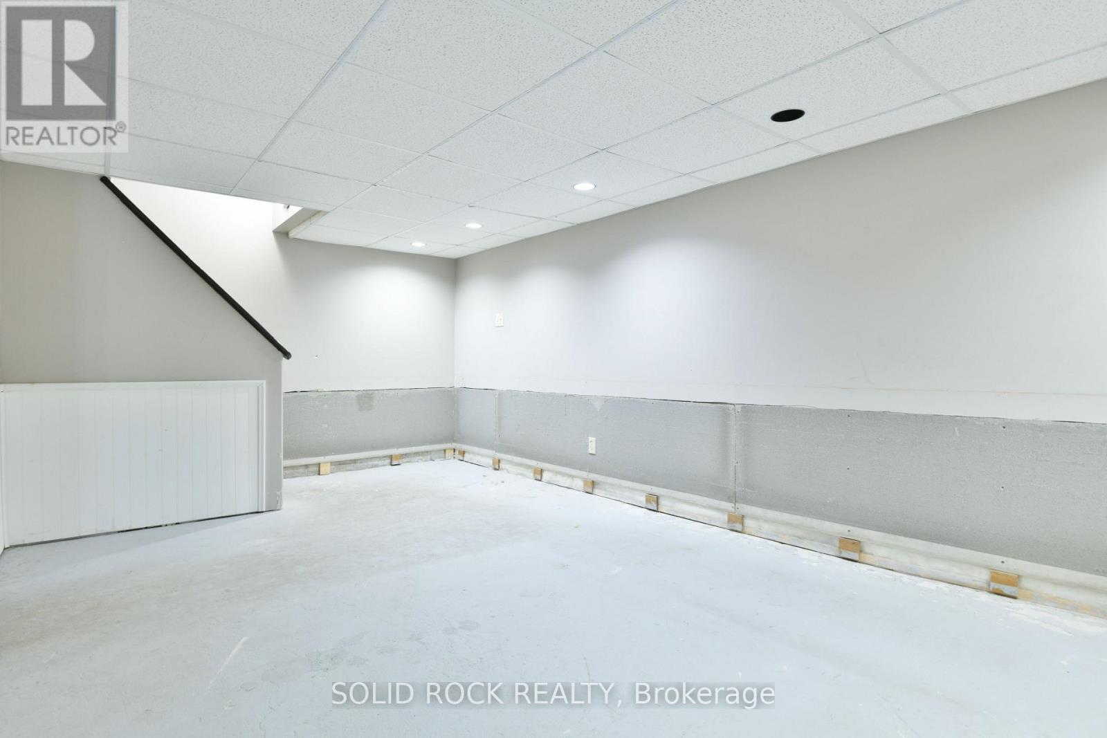 54 / 56 William Street W Property Photo 22