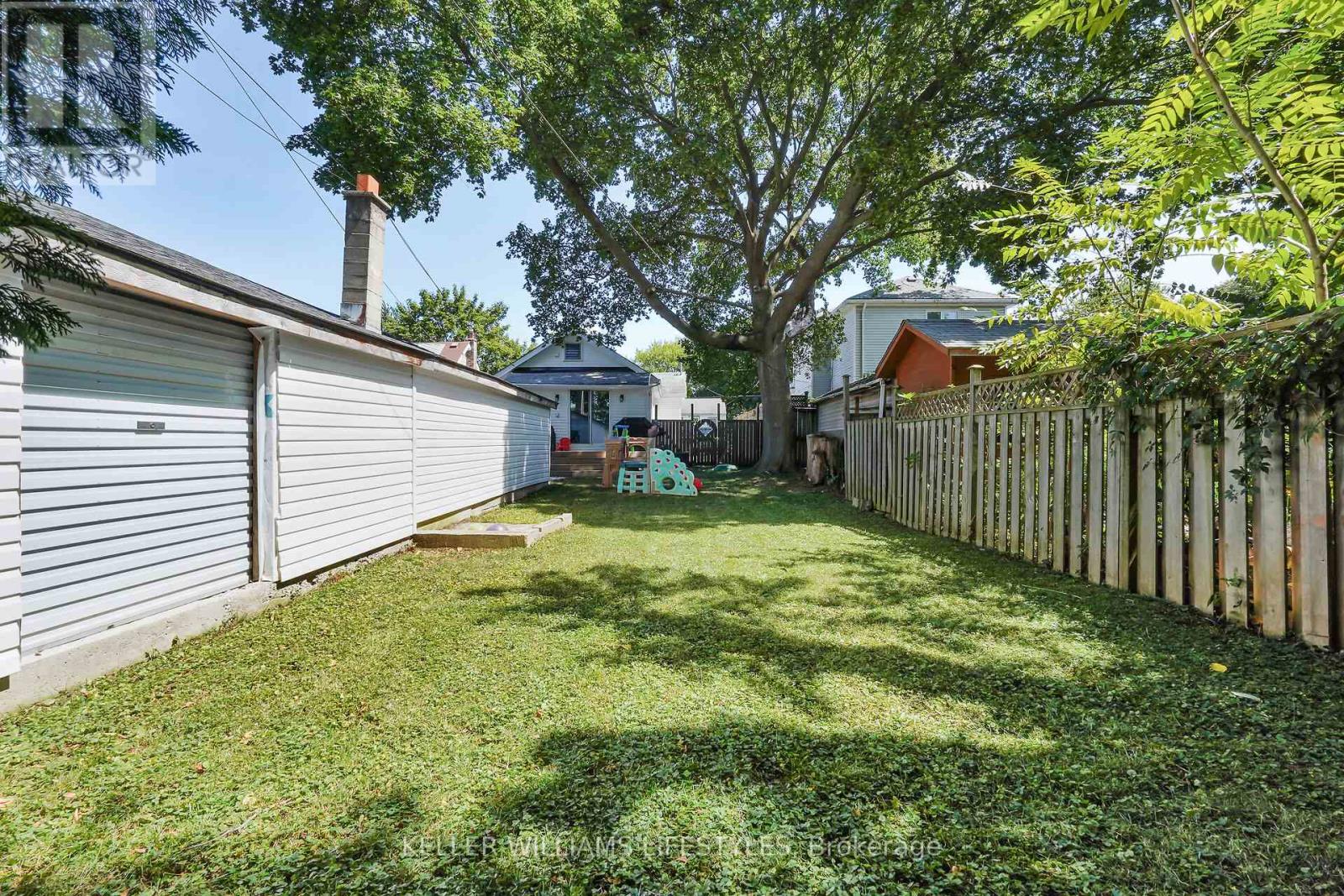 111 Boullee Street Property Photo 27