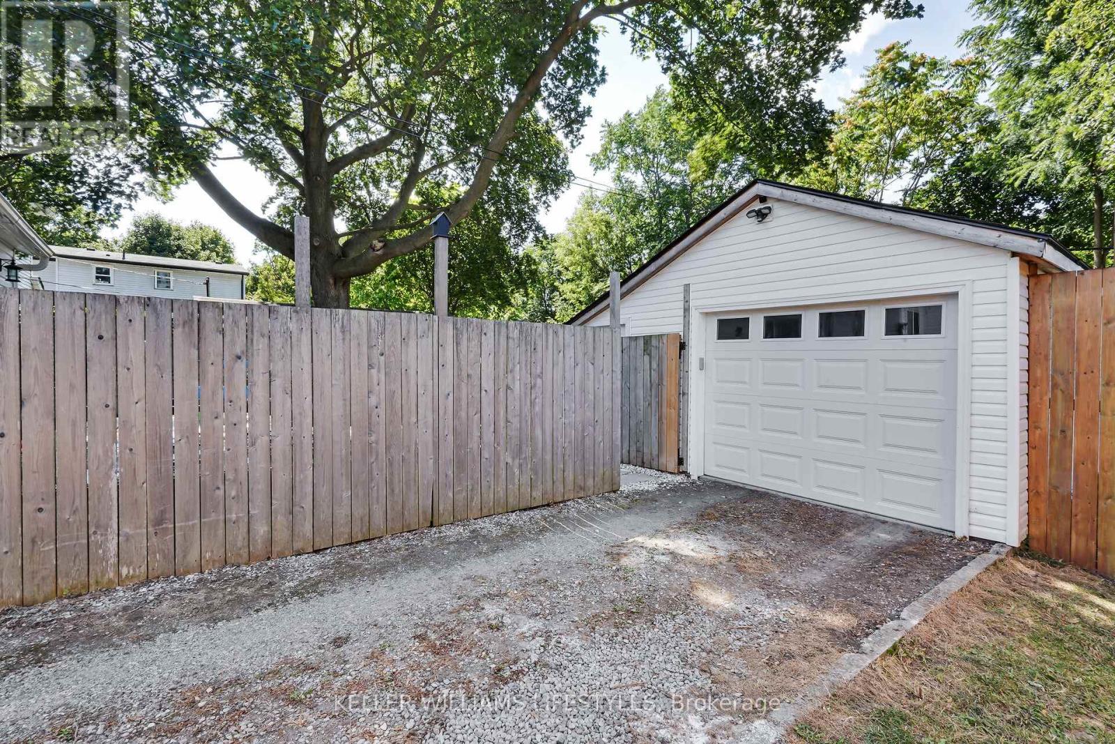 111 Boullee Street Property Photo 28