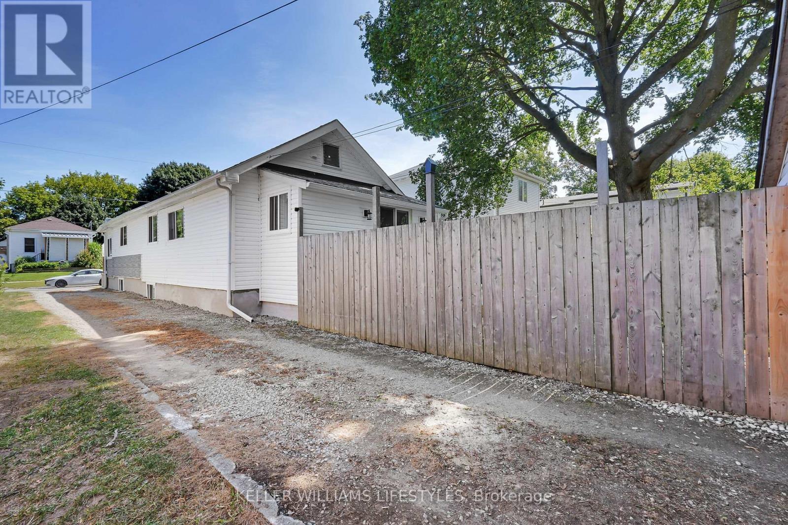 111 Boullee Street Property Photo 32