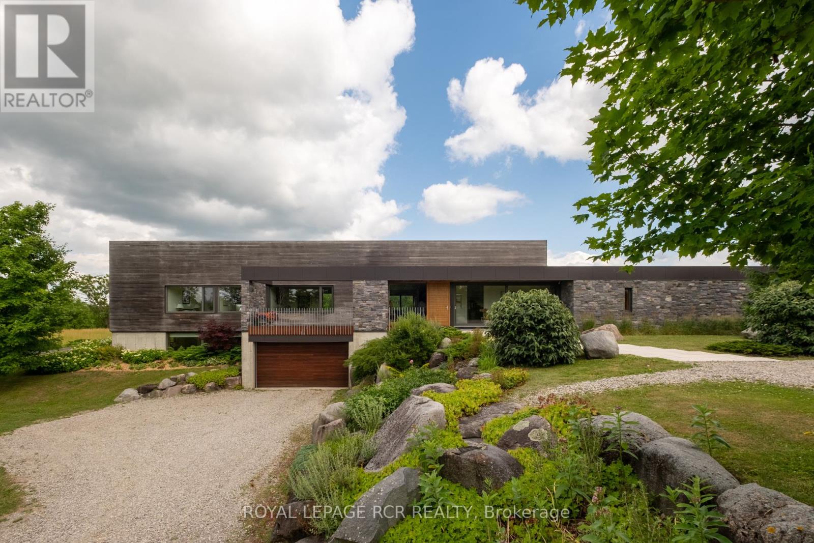 5211 Tenth Line Property Photo 3