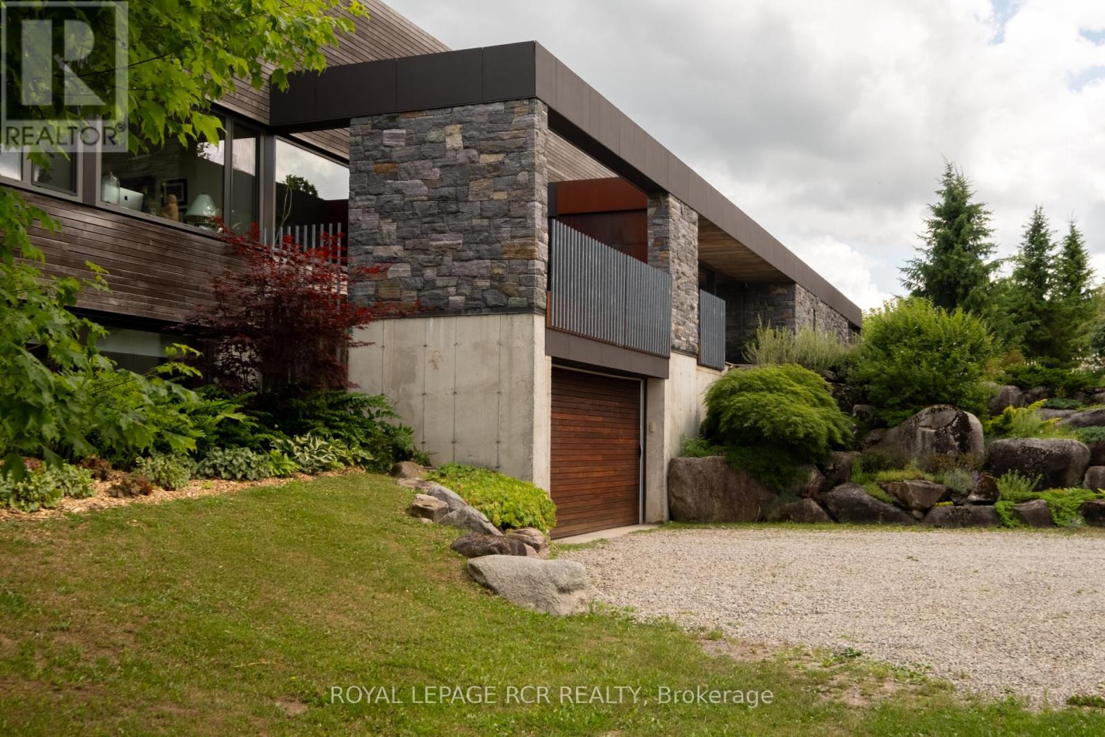 5211 Tenth Line Property Photo 4