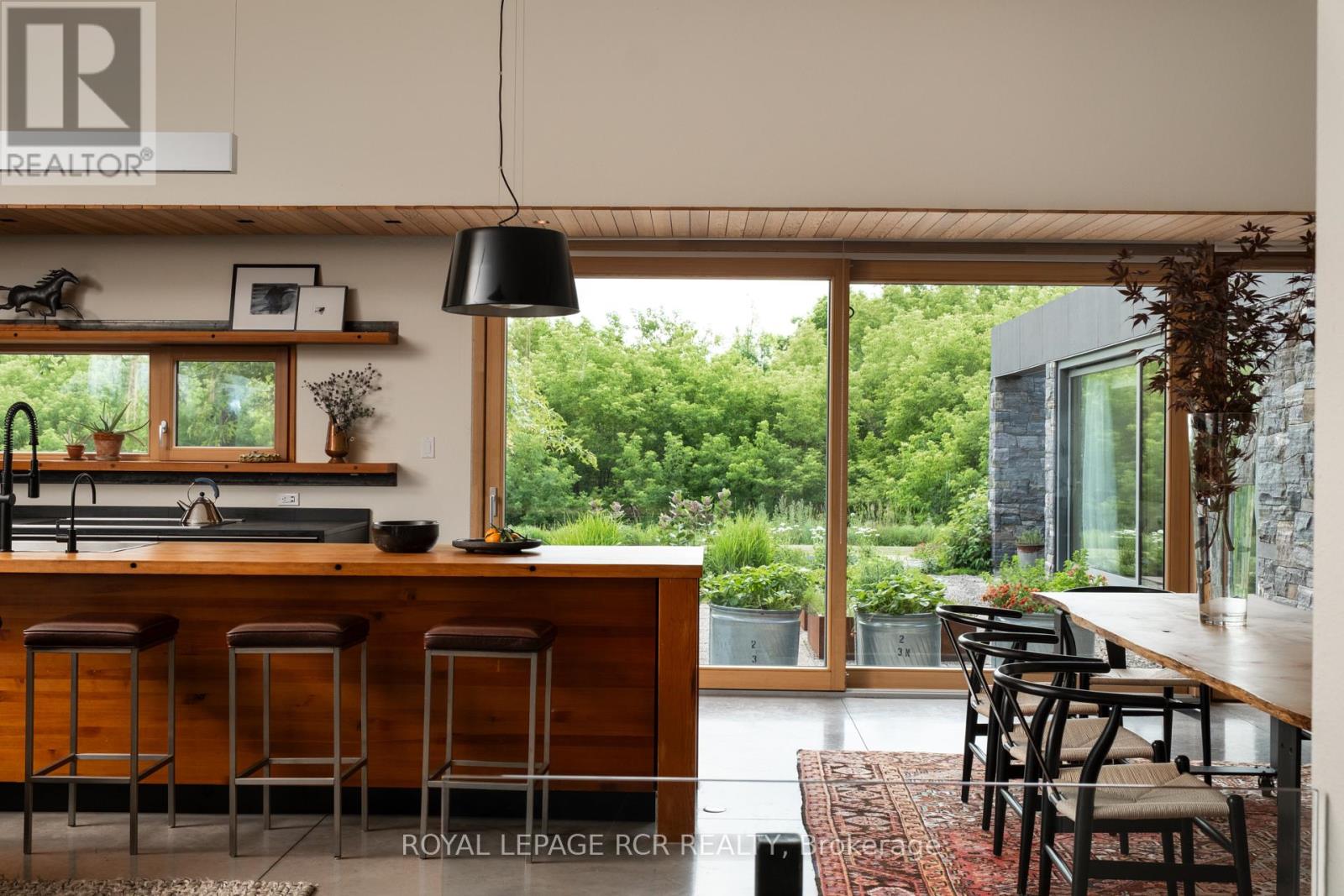 5211 Tenth Line Property Photo 6