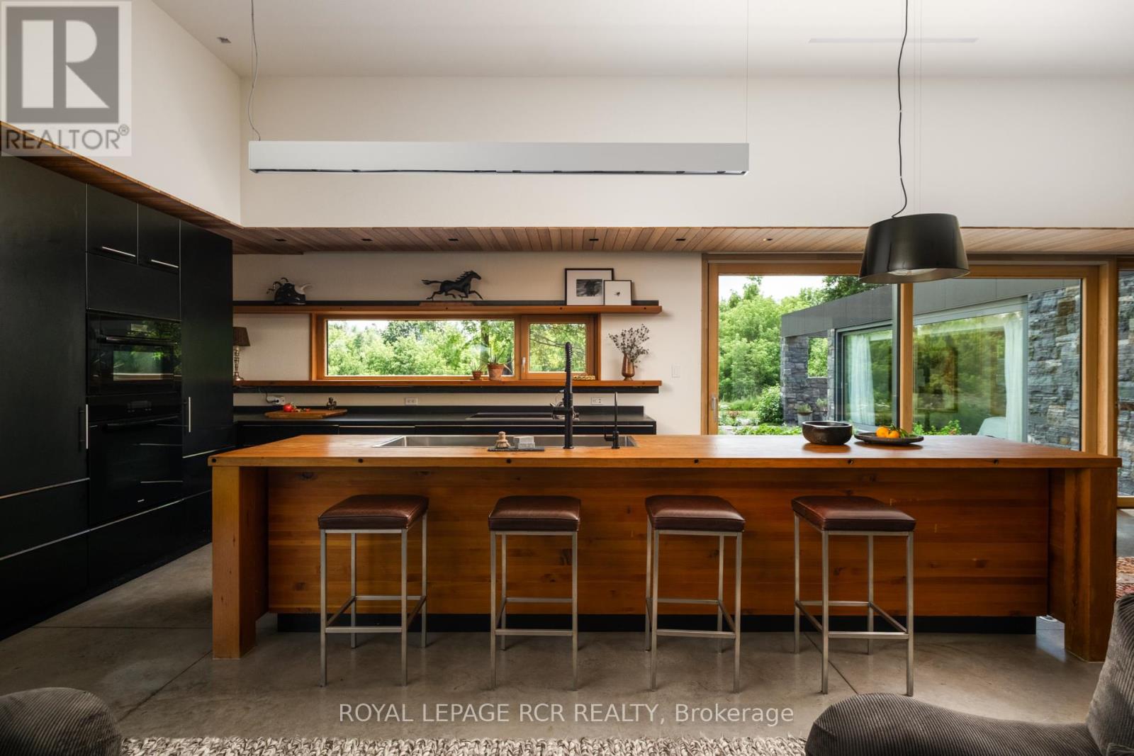 5211 Tenth Line Property Photo 7