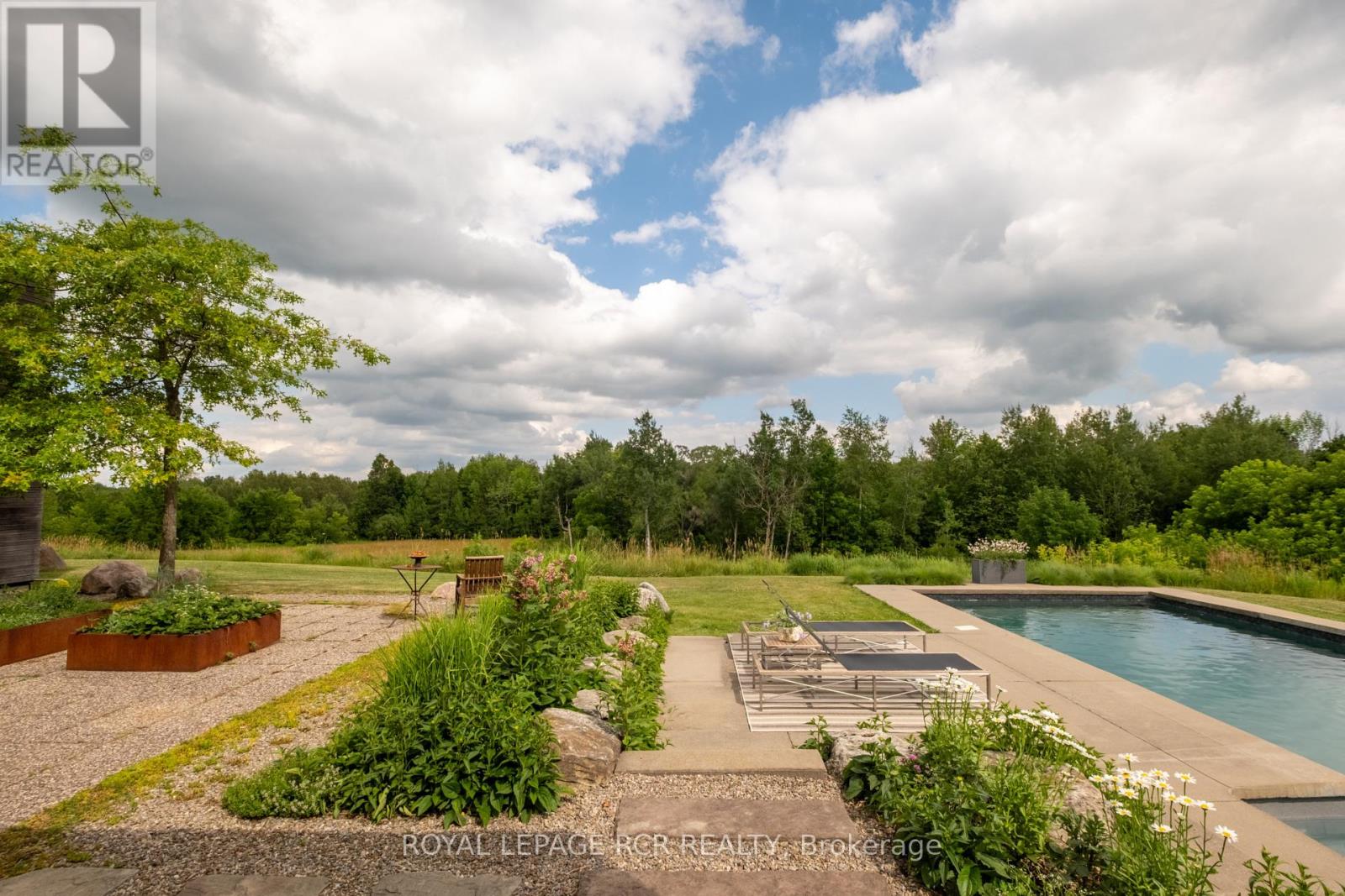 5211 Tenth Line Property Photo 32