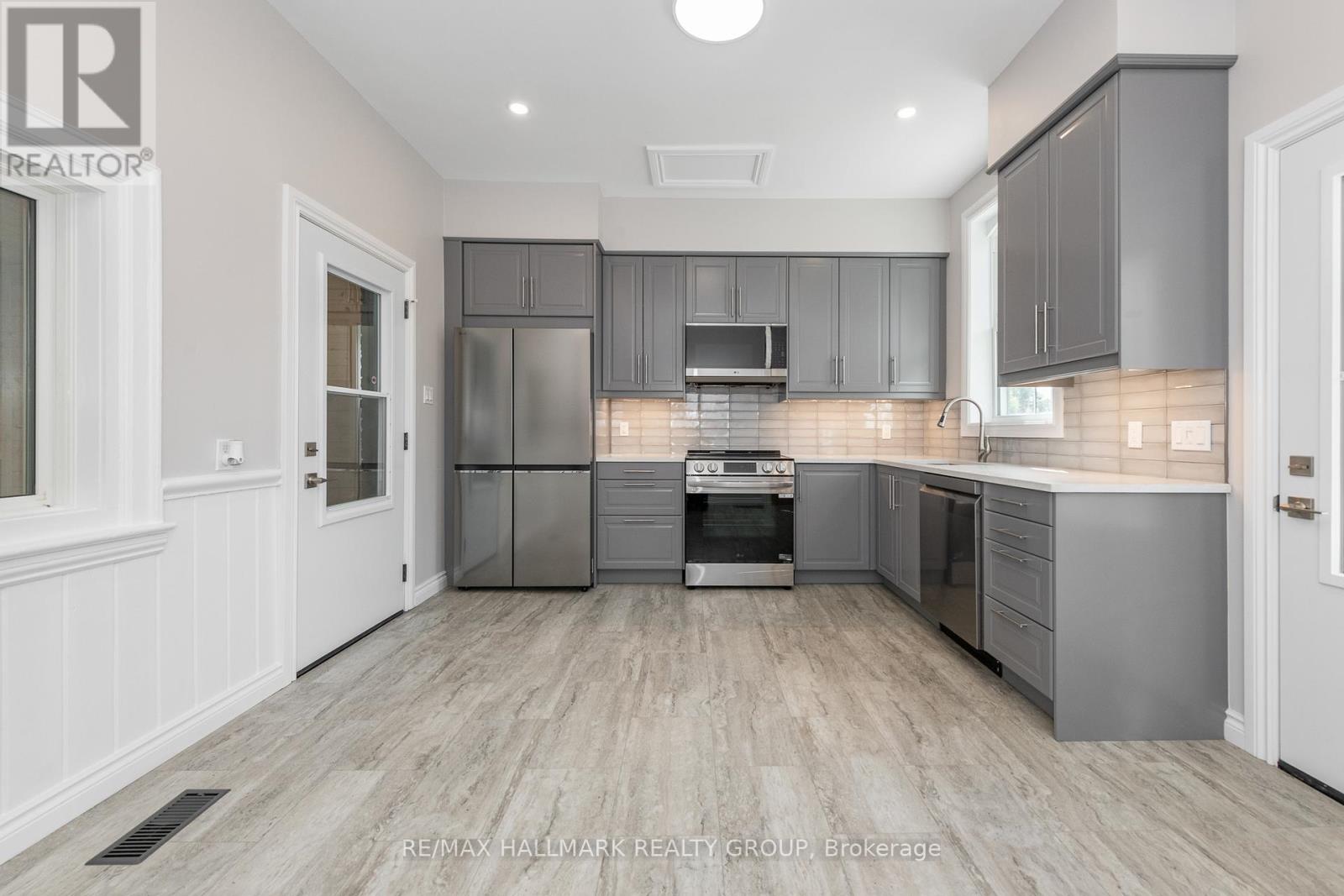 108 Clothier Street E Property Photo 10