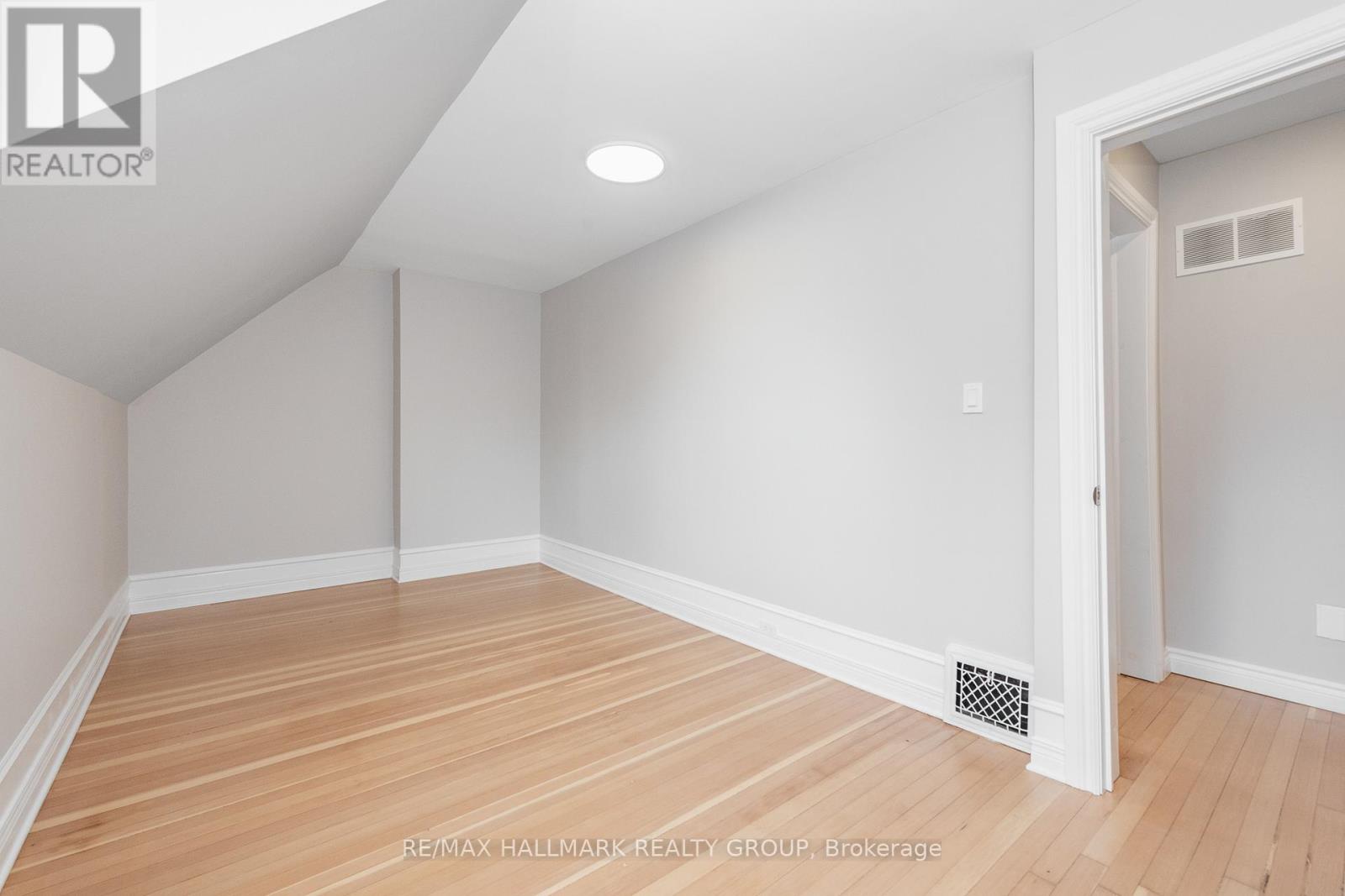 108 Clothier Street E Property Photo 27