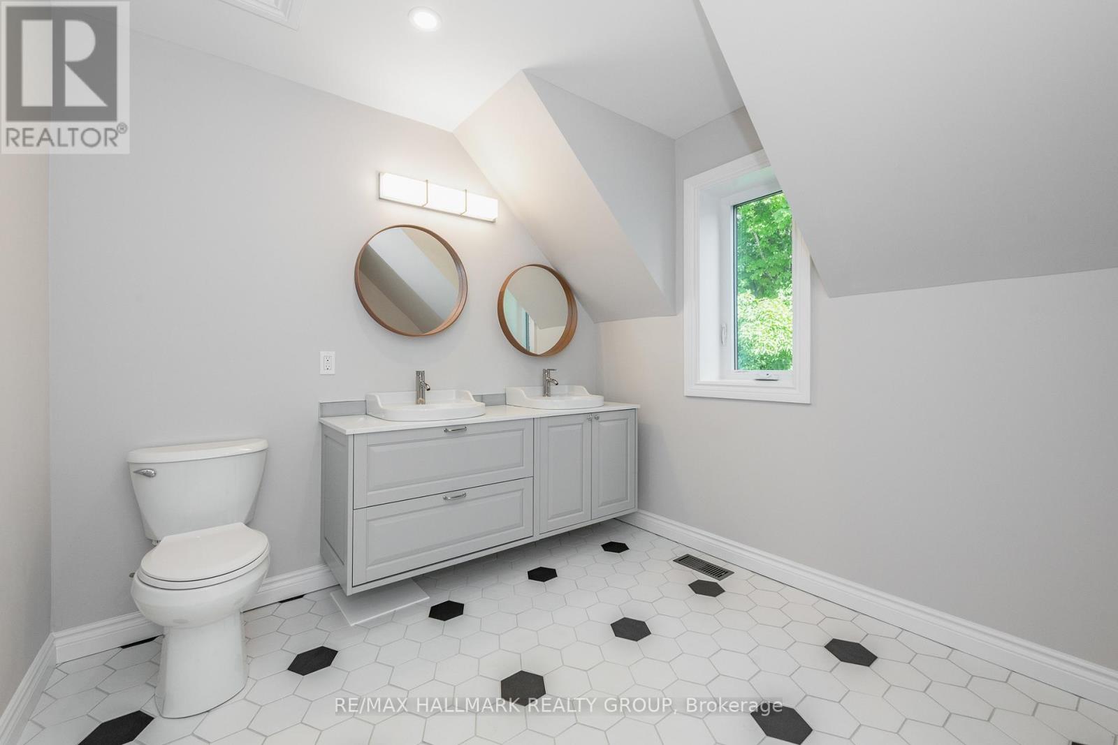 108 Clothier Street E Property Photo 32