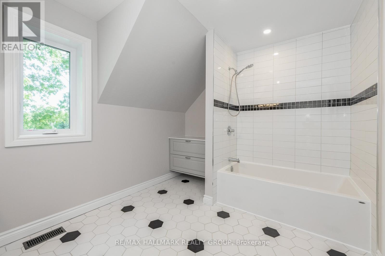 108 Clothier Street E Property Photo 33