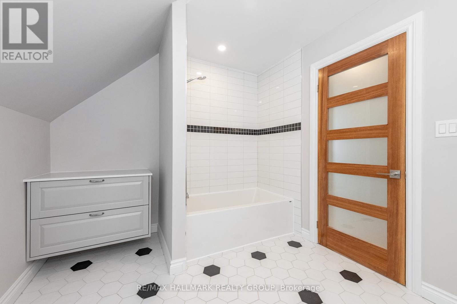 108 Clothier Street E Property Photo 34