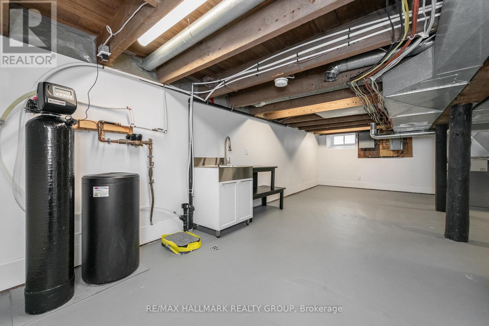 108 Clothier Street E Property Photo 38