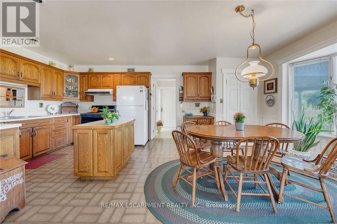 5581 King Street Property Photo 14