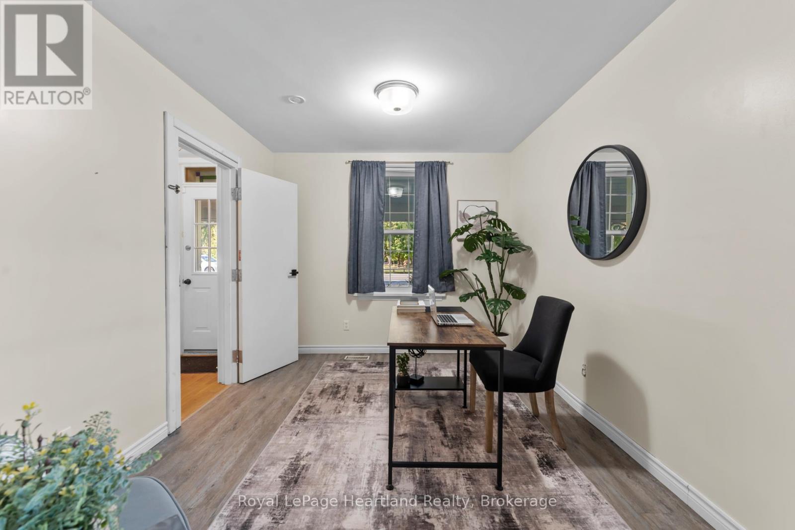 5 The Square Property Photo 11