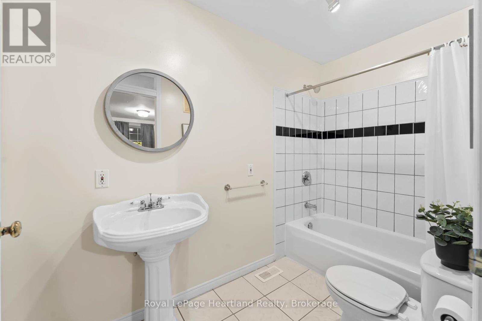 5 The Square Property Photo 12